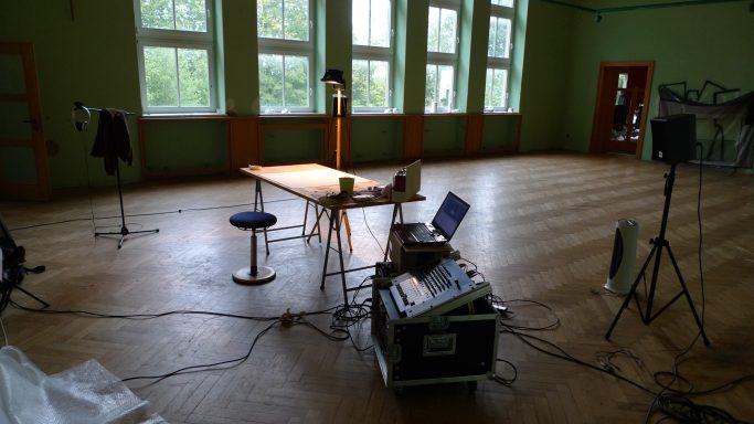 Umrahmt von meinem Soundsystem. Halle mit DJ-Pult und Arbeitsplatte.