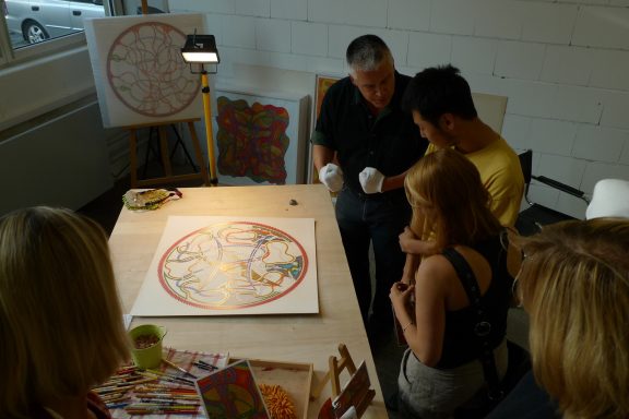Live Performance und Zeichnen während der Ausstellung Ausstellungsbesucher bei Christian Pessing.