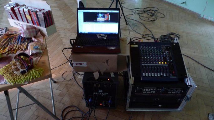 Kontinuierliche Musik Berlin-Corlin. DJ Pult mit Computer