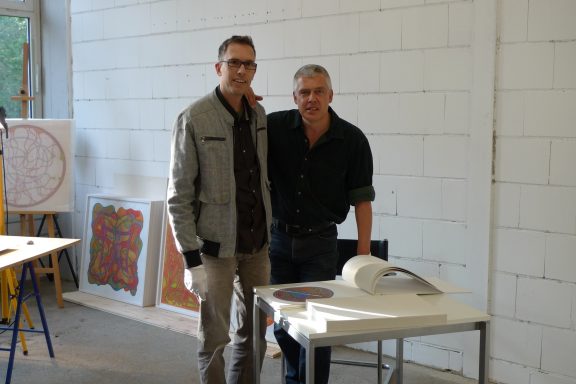 Ausstellung Nürnberg 2011 Dirk und Christian mit dem Ausstellungskatalog