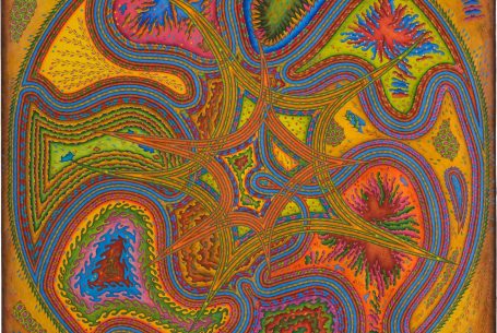 Bunte, spiralförmige Muster in lebendigen Farben auf einem orangefarbenen Hintergrund.