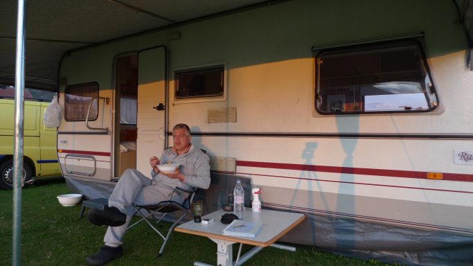 2011der Traum Wohnwagen mit Mann in der Abendsonne.