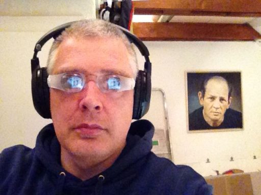 Die Entdeckung der Technikerbrille und der Kopfhörer. Gesicht mit Technikerbrille und Kopfhörern.