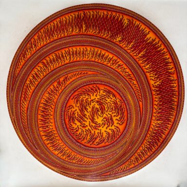 Rundes, kunstvoll verziertes Gefäß in warmen Rot- und Gelbtönen mit spiralförmigem Muster.