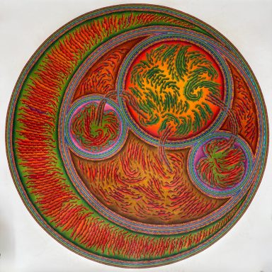 Bunte, spiralförmige Muster in Rot, Orange, Grün und Blau auf weißem Hintergrund.