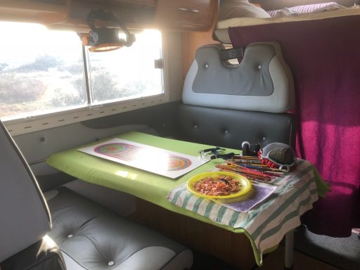 2017, das Atelier Wohnmobil. WohnmobilInnen mit Zeichentisch