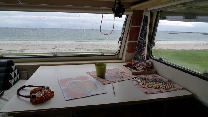 Das mobile Atelier mit Blick aufs Meer. Wohnwagen mit verregneter Scheibe